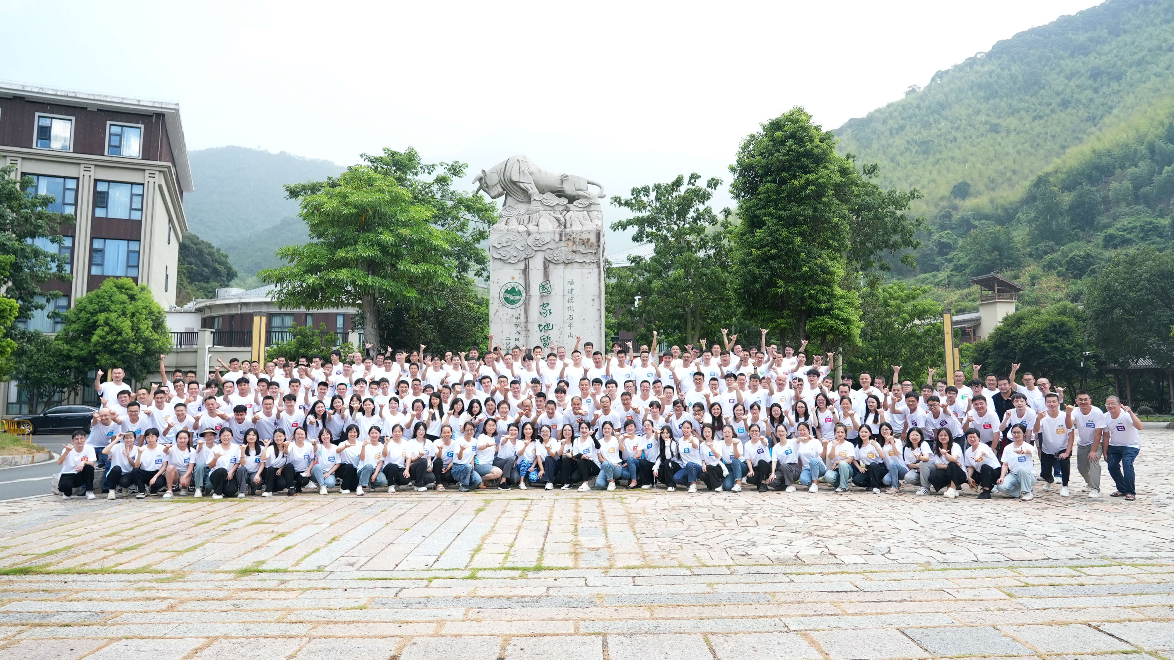 长塑石牛山团建大合影